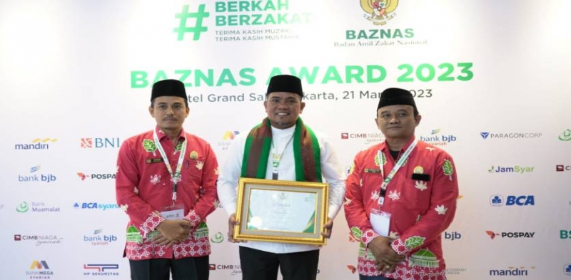 H Zukri Terima Penghargaan Nasional Kategori Bupati Pendukung Utama Pengelolaan Zakat