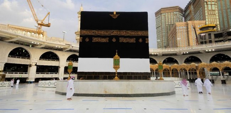 Arab Saudi Hapus Aturan Jaga Jarak di Masjidil Haram