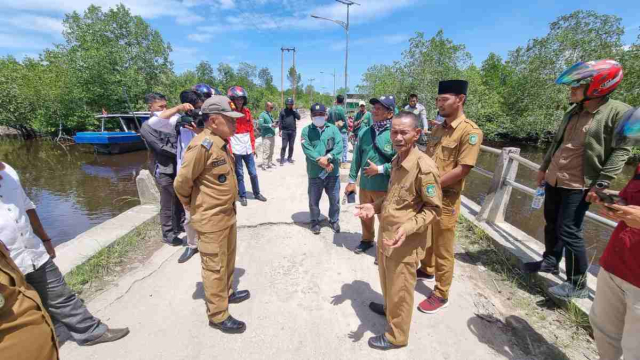 Plt Bupati Meranti Tinjau Jalan dan Jembatan Rusak