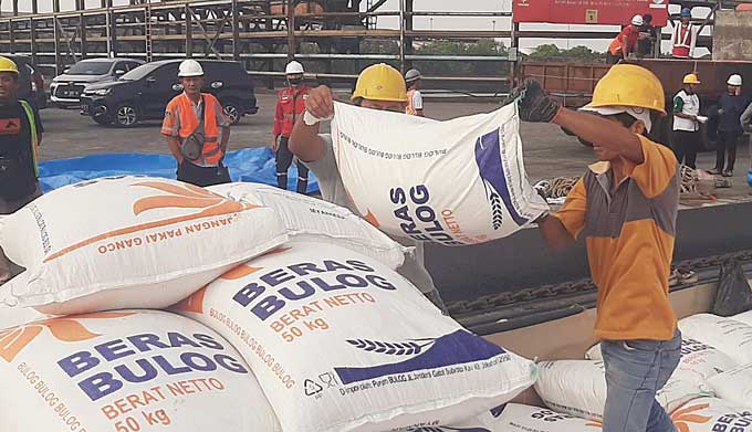 4.900 Ton Beras Impor Asal Vietnam Masuk ke Dumai - Pekanbaruexpress