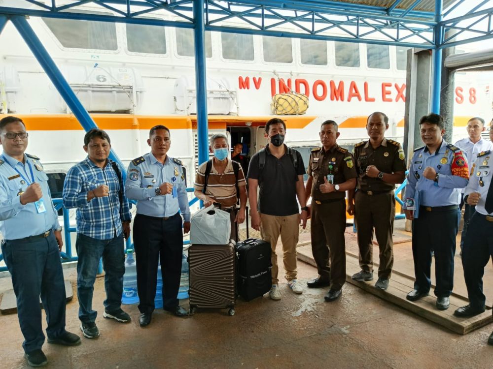 Tim Pora Deportasi 2 Warga Negara Malaysia dari Dumai 