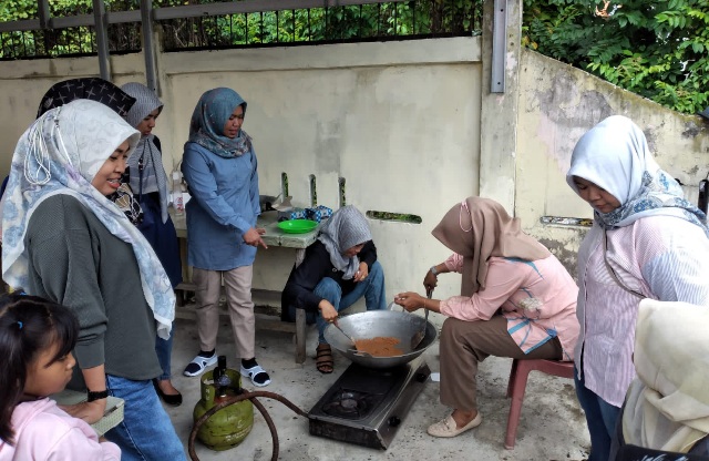Lomba Menyolak dan Membuat Minyak Goreng dari Kelapa Meriahkan HPN di Riau - Pekanbaruexpress