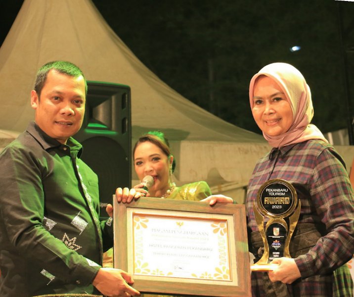 Majukan Pariwisata, Pj Wako Berikan Apresiasi 15 Insan Pariwisata di Pekanbaru - Pekanbaruexpress