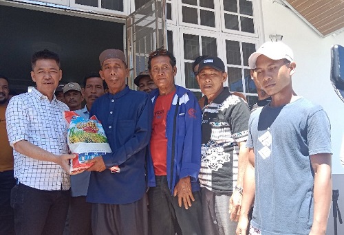 Bupati Serahkan Bantuan untuk Masyarakat Pekerja Kayu - Pekanbaruexpress