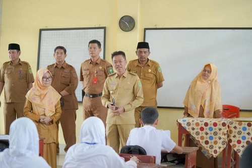 Bupati Tinjau Pelaksanaan UAS di SMPN 1 Bangko - Pekanbaruexpress