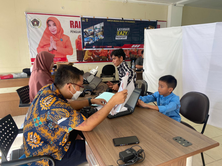 PWI Riau Fasilitasi Anggota dan Keluarga Buat Paspor Kolektif dengan  Layanan Eazy Pasport - Pekanbaruexpress