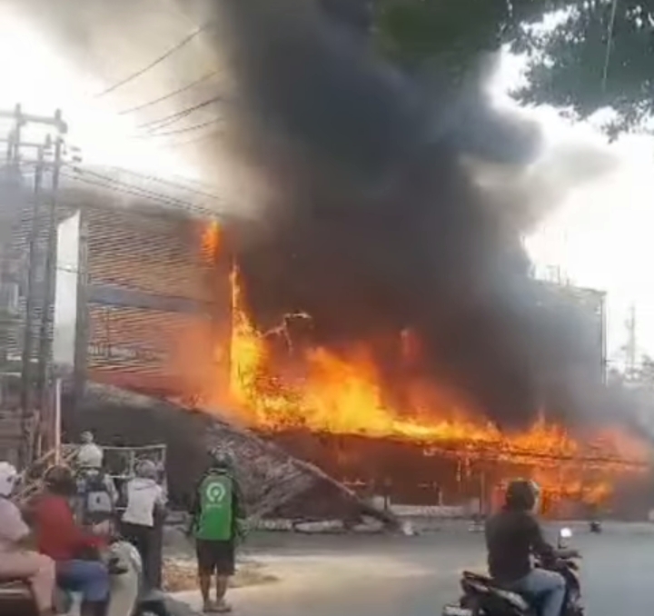 Ludes, Resto Ayam Geprek di Hang Tuah Pekanbaru Dilalap 'Sijago Merah'