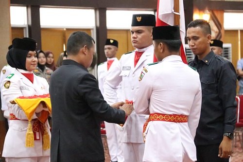 Pj Walikota Kukuhkan Anggota Paskibra untuk Hari Kemerdekaan RI - Pekanbaruexpress