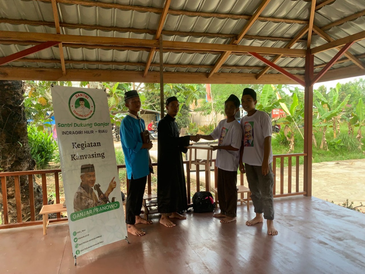 Santri Dukung Ganjar Berikan Puluhan Meja Mengaji ke Rumah Tahfiz Reteh