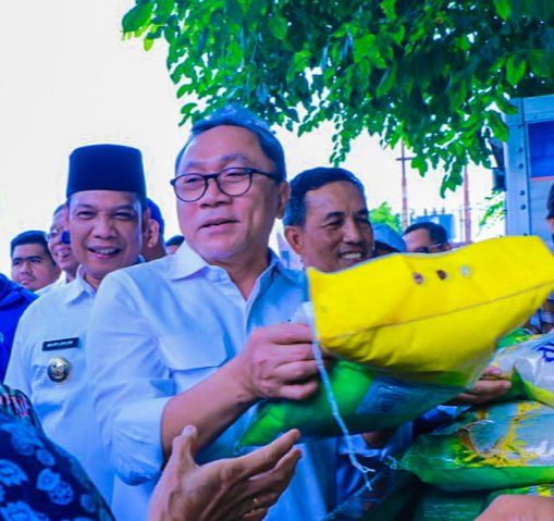 Kunker di Pekanbaru, Mendag Zulhas Bagi-bagi Beras SPHP saat Tinjau Pasar Palap - Pekanbaruexpress