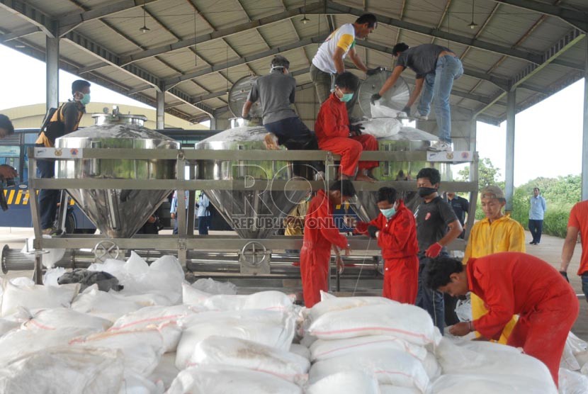 500 Kilogram Garam di Semai di Tiga Kabupaten di Riau