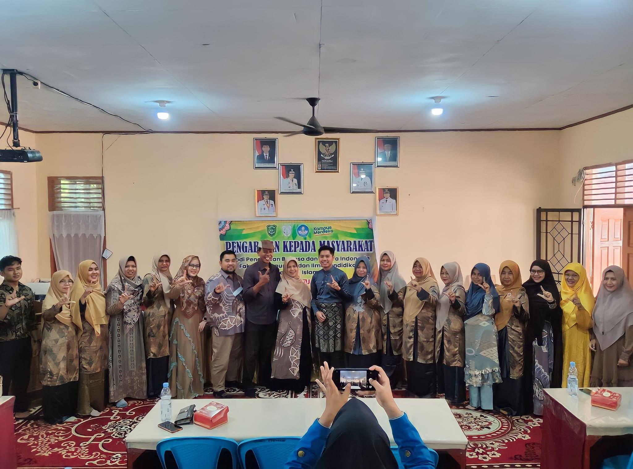 PKM di SMP Negeri 1 Tualang, Dosen Prodi PBSI FKIP UIR Berikan Pelatihan Teknik Membaca Cerpen