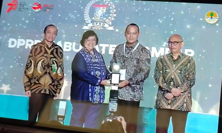 Ketua DPRD Kampar M Faisal Terima Penghargaan Green Leadership Nirwasita Tantra 2022