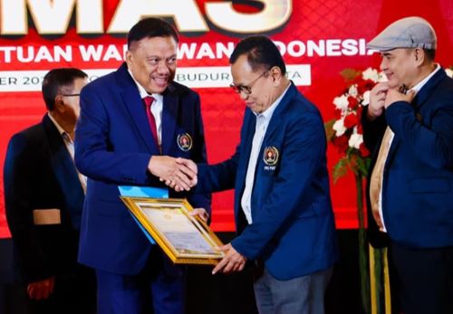 Olly Dondokambey, Gubernur Sulut  ke-4 Penerima Anugerah Pena Emas PWI