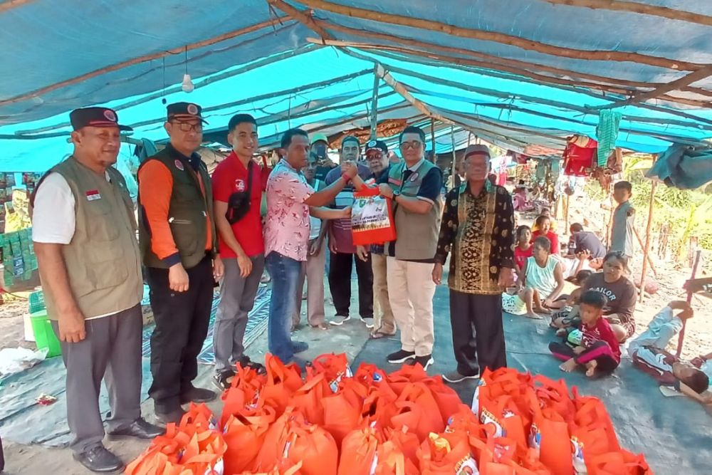 Korban Banjir, BPBD Riau Serahkan Bantuan ke Masyarakat Suku Sakai