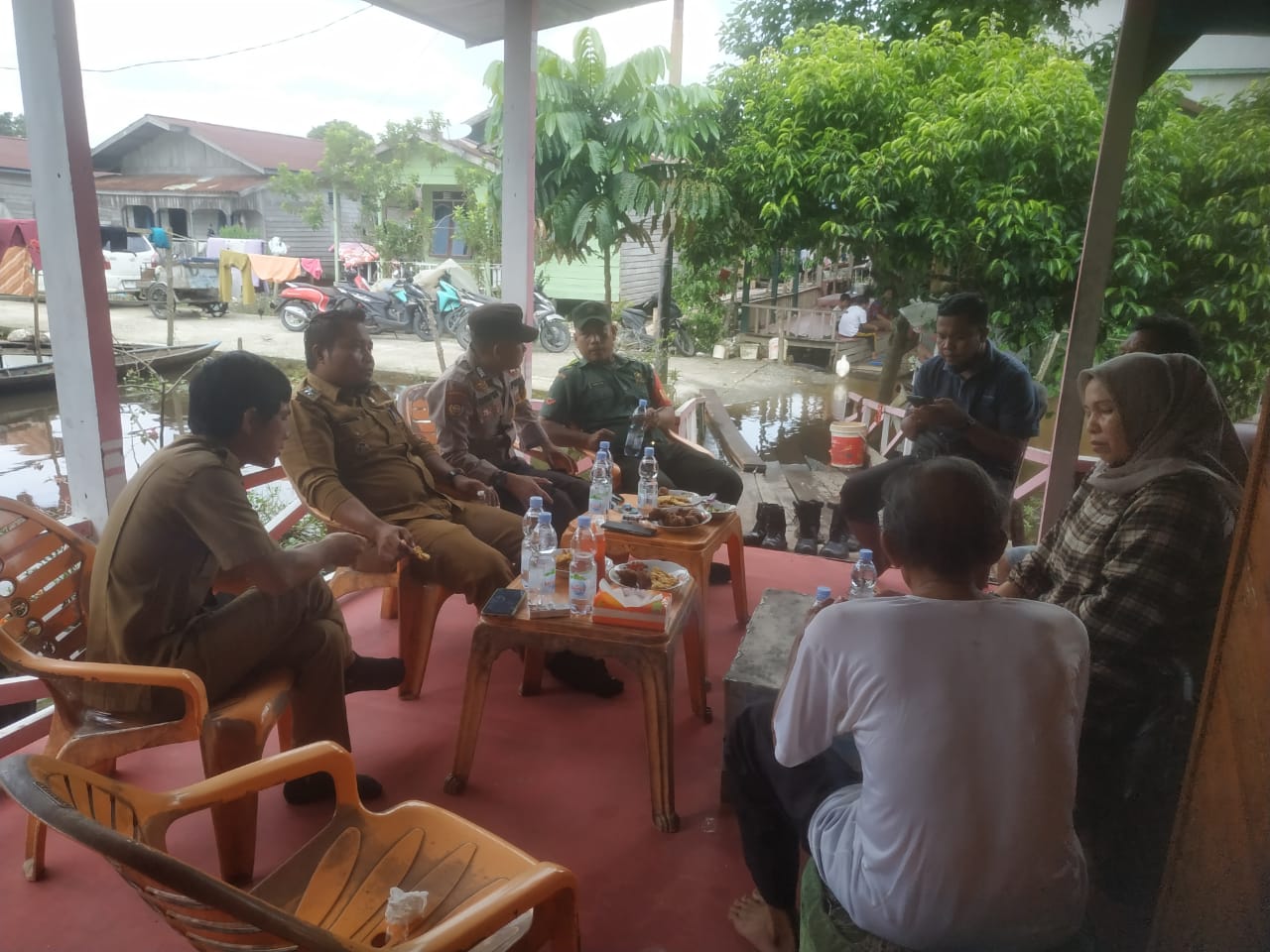 Bhabinkamtibmas Desa Sering Sambangi Warga dalam Rangka Cooling System Pemilu 2024