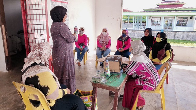 Aminah, Mengelola Limbah Menjadi Rupiah