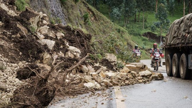 Tertimbun Longsor, Akses Padang-Kerinci Terputus Akibatkan Macet Panjang