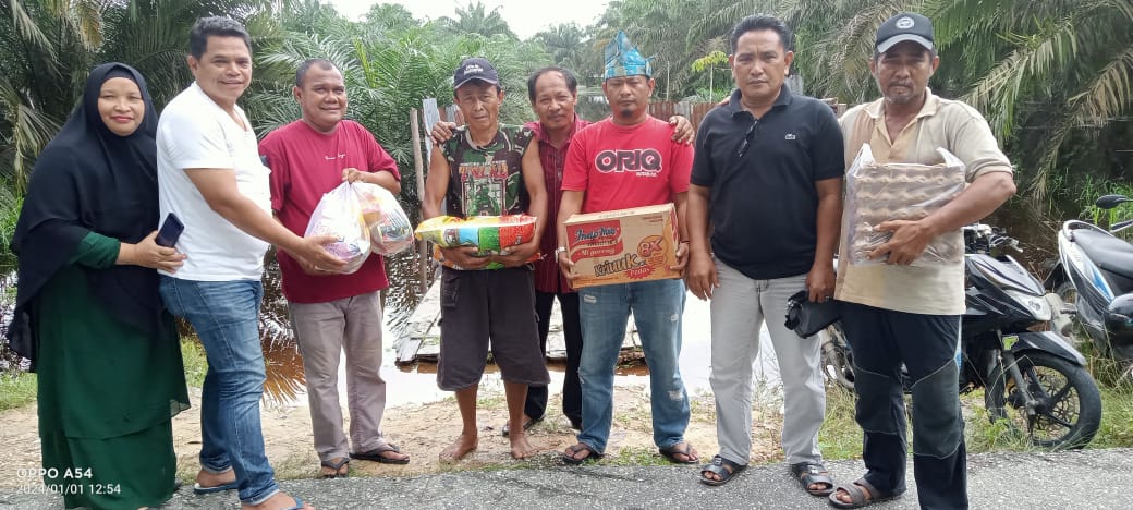 Kerukunan Keluarga Kisaran Peduli Korban Bencana Banjir di Pelalawan