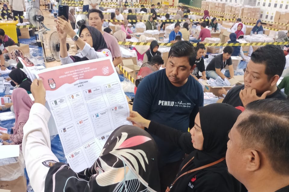 Temuan Bawaslu Riau, Ada Logistik Pemilu Rusak dan Kelebihan Jumlah