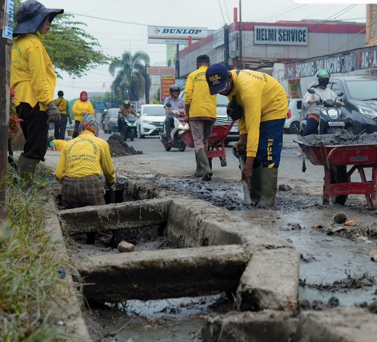 Normalisasi Drainase di Tiga Titik, UPR Pekanbaru Kerahkan Pasukan Kuning