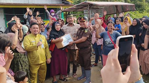 Kejaksaan Tinggi Riau Serahkan Bantuan Sembako pada Korban Banjir di Rumbai