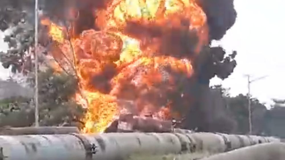 Terperosok Hindari Tabrakan, Truk Tangki BBM Terbakar Hebat di Dumai
