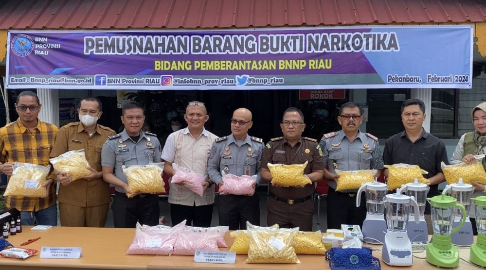 BNNP Riau Sita Ribuan Butir Ekstasi Merek Firaun dan Corona, 2 Pengedar Ditangkap 