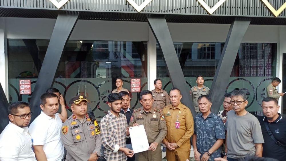Diduga Transaksi Narkoba, Satpol PP Pekanbaru Segel Axelle KTV