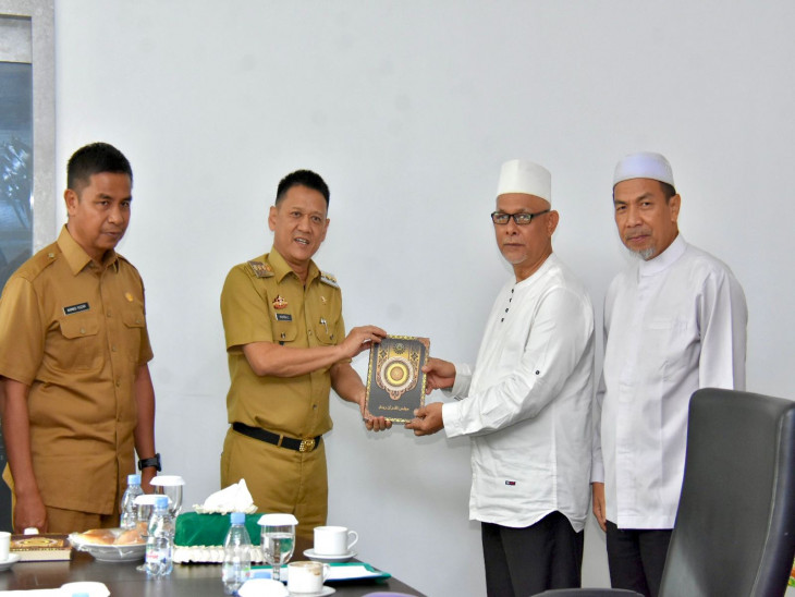 Pj. Bupati Kampar Serahkan 460 Al Qur'an dari Maqari Kepada LPTQ Dan Ponpes Se Kab. Kampar