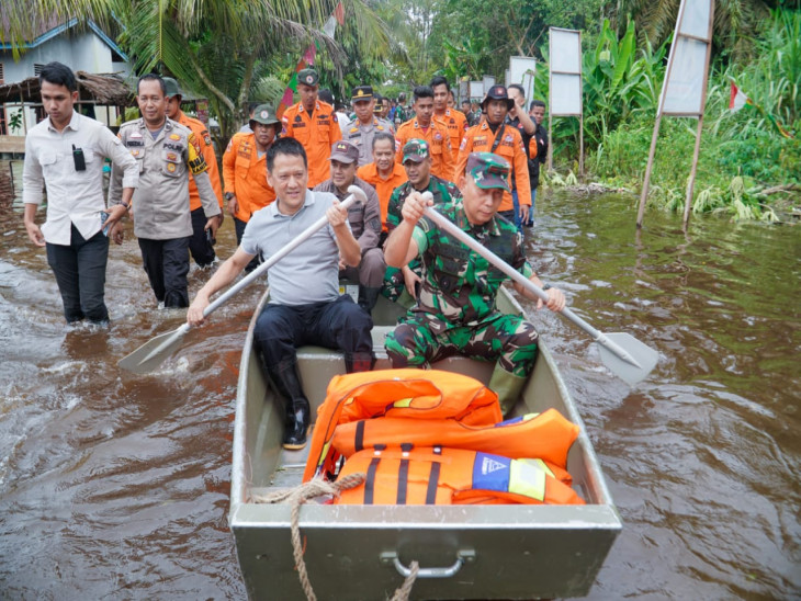 Bersama Danrem, Pj Bupati Kampar Tinjau Banjir di Kualu Kecamatan Tambang 