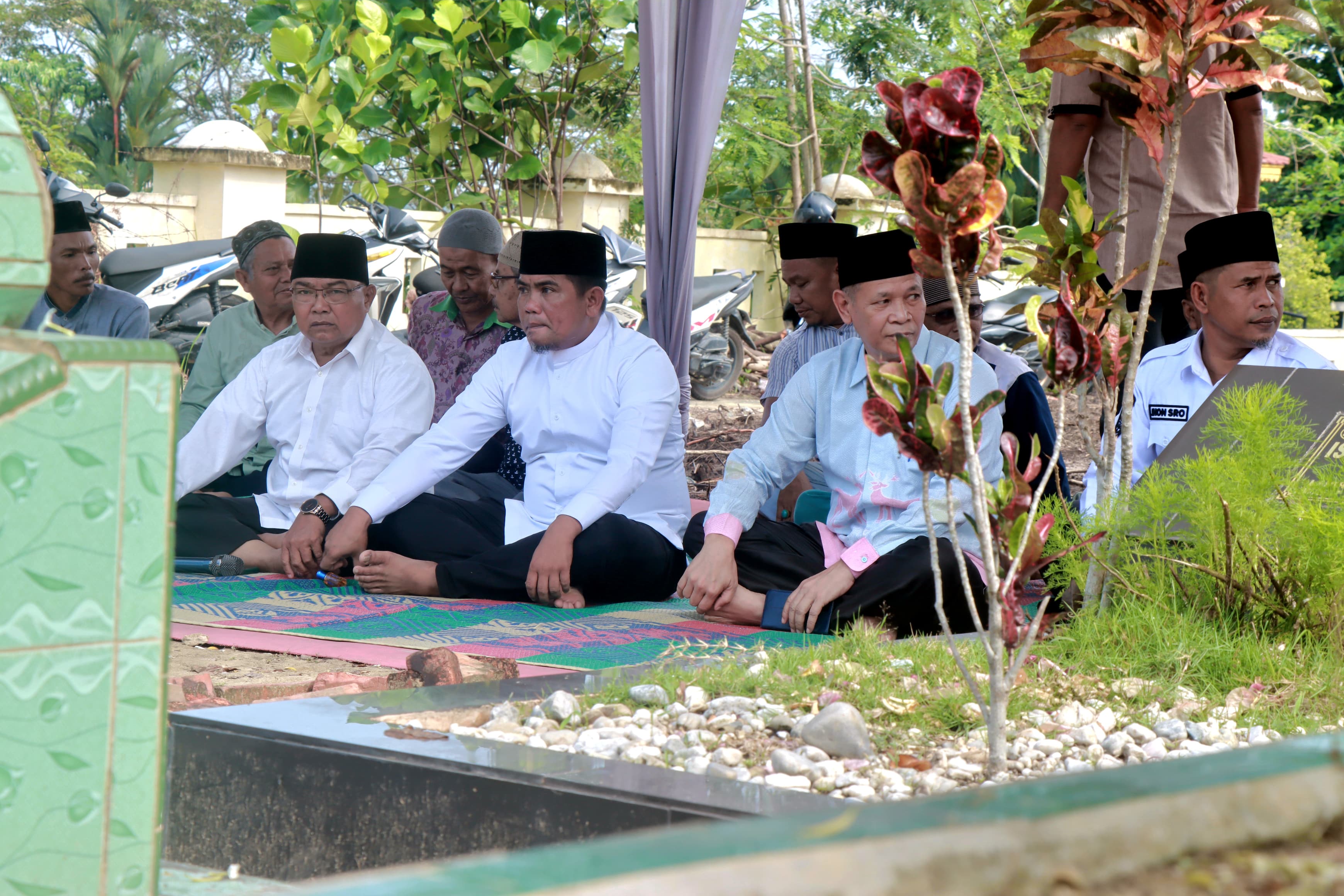 Sambut Bulan Ramadhan, Bupati Pelalawan Zukri Ziarah Kubur