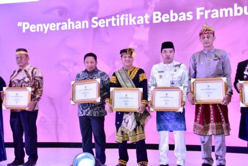Kabupaten Kampar Terima Sertifikat Bebas Frambusia dari Menteri Kesehatan