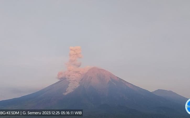 Gunung Semeru Erupsi Tiga Kali, Letusan Capai 1 KM