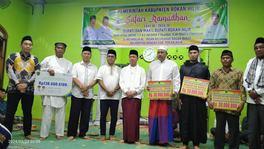 Awal Safari Ramadhan, Bupati Rohil Serahkan Bantuan Operasional 3 Rumah Ibadah