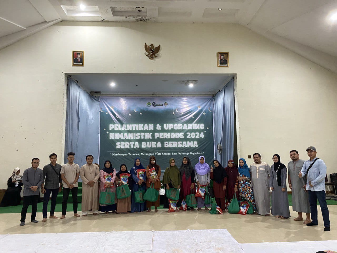 IKA Prodi Administrasi Negara  Fisip Unri Salurkan Paket Sembako untuk Petugas Kebersihan 