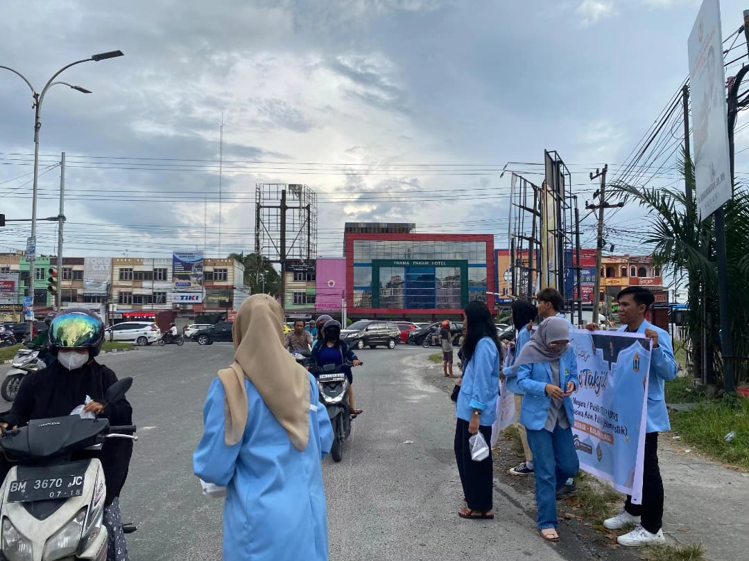 Ika ADM Negara dan Himanistik Fisip Unri Bagikan Ratusan Takjil Gratis