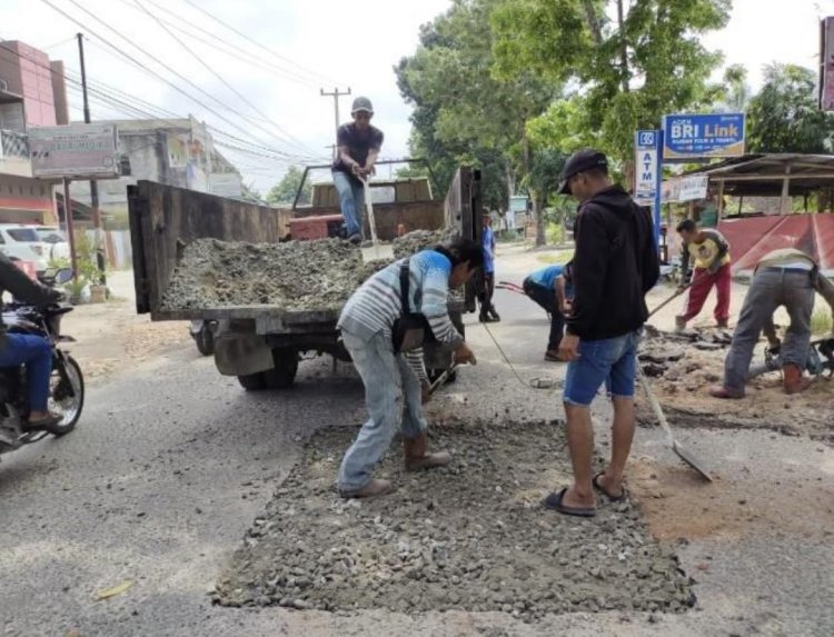 Jalan Taman Karya Pekanbaru Mulai Diperbaiki Secara Overlay