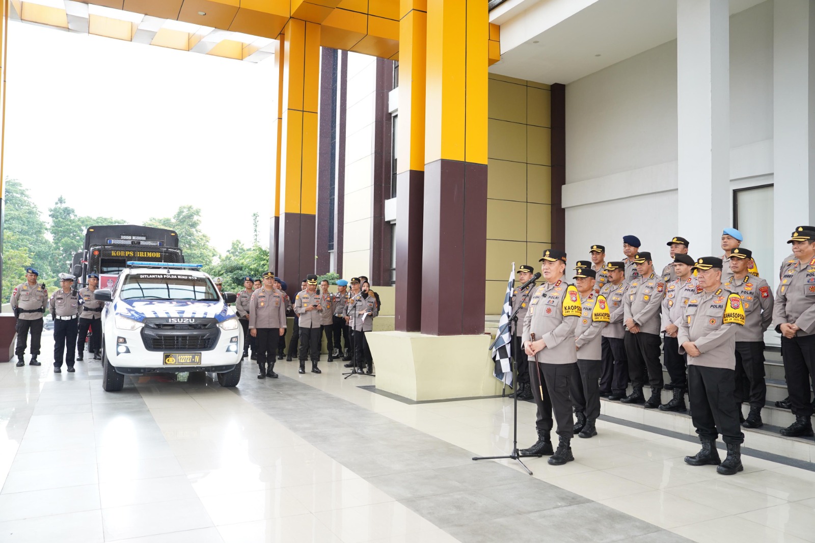 Ringankan Korban Banjir Bandang Sumbar, Polda Riau Kirim 3 Truk Bantuan Sembako 