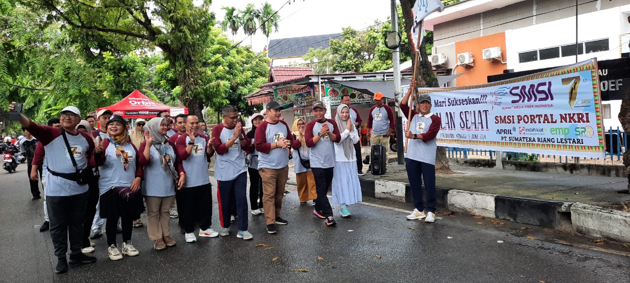 Lepas Peserta Jalan Sehat HUT ke-7 SMSI, Ikhwan Ridwan: Marilah Kita Dorong Pembangunan Provinsi Riau