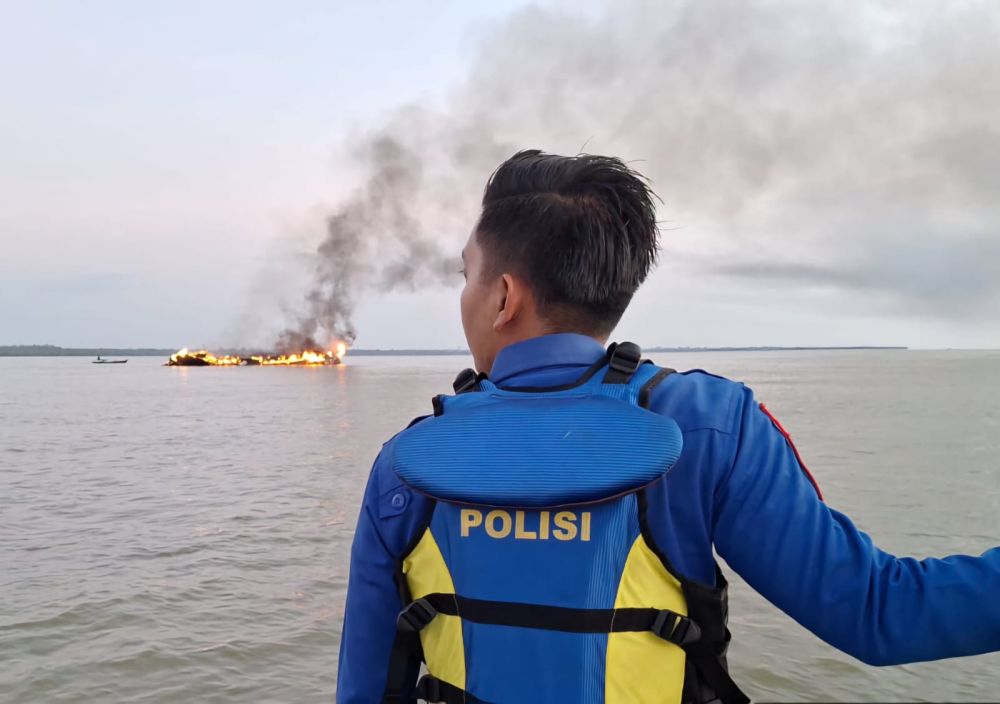 Terbakar Saat Bersandar di Perairan Meranti, Nahkoda dan ABK Berhasil  Menyelamatkan Diri