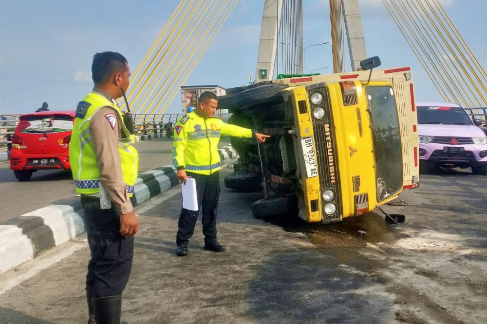 Kecelakaan Tunggal, Mobil Box Terbalik Tewaskan Kernet yang Tertimpa