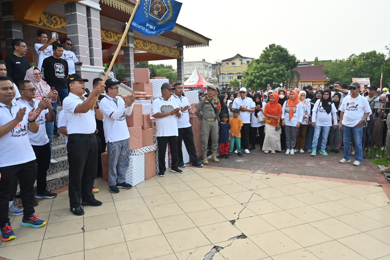 Ratusan Peserta Ikuti Jalan Sehat Sempena Hari Pers 2024. 