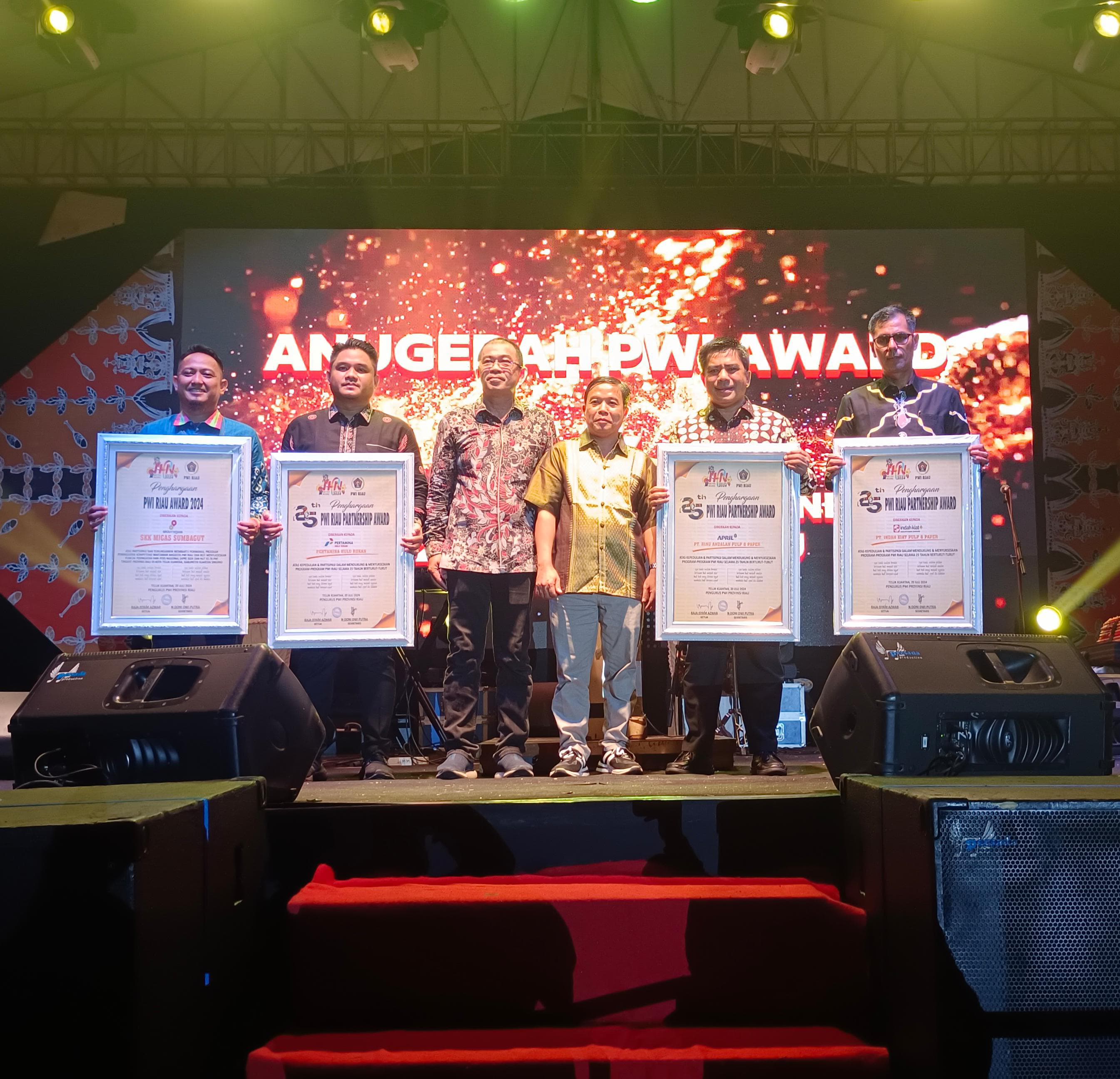 Malam Puncak HPN 2024 dan HUT ke-78 PWI, Gubernur, Bupati dan Perusahaan Mitra Terima Award 