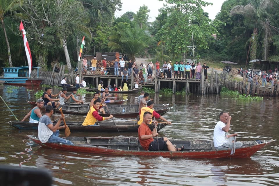 Jelang Perayaan HUT ke 79 RI, Lomba Pacu Sampan Menjadi Hiburan Warga Tanah Putih