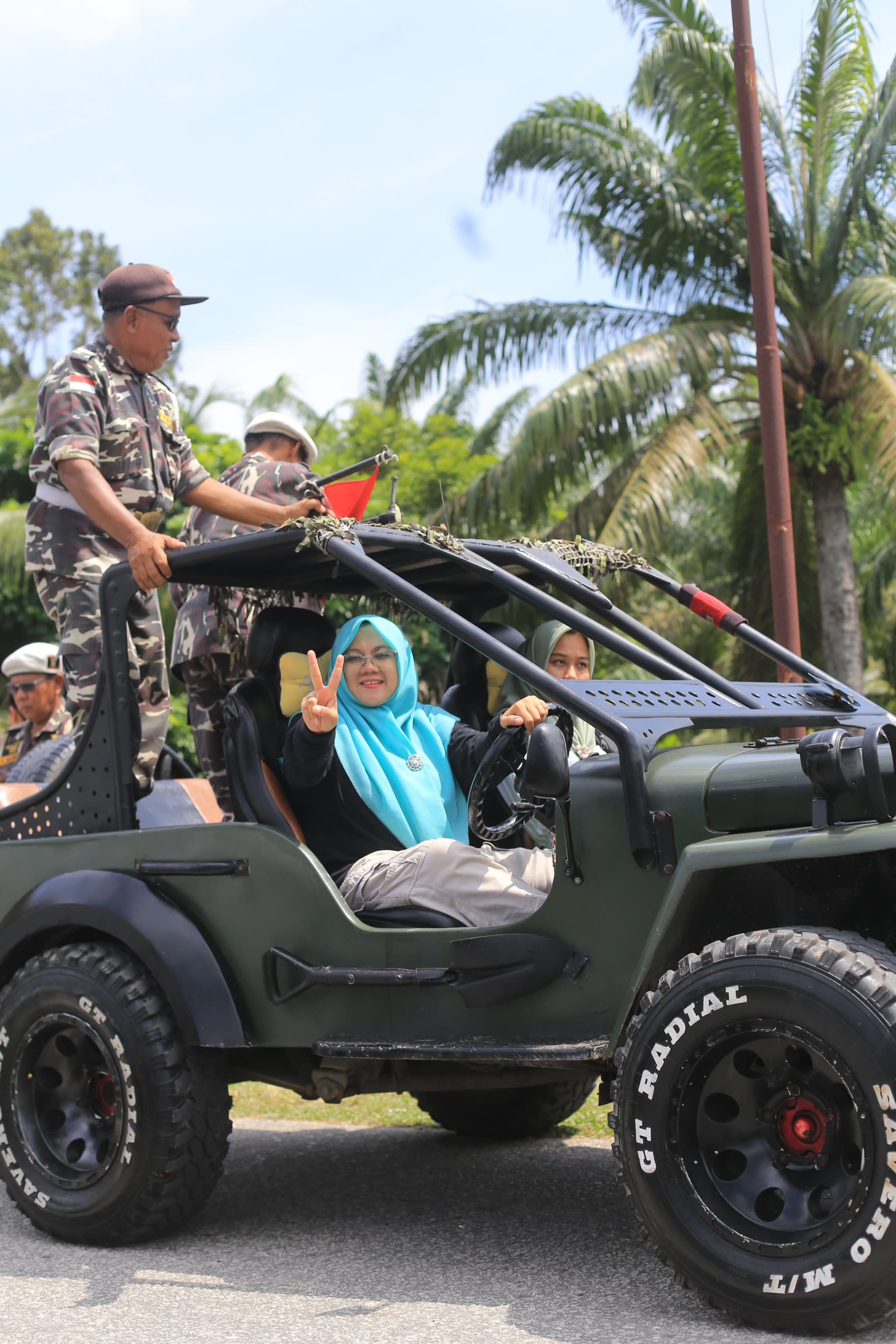 Gaya Nyentrik Kampanye Dr.Afni, Ikut Bagi Konsumsi hingga Nyetir Mobil Sendiri