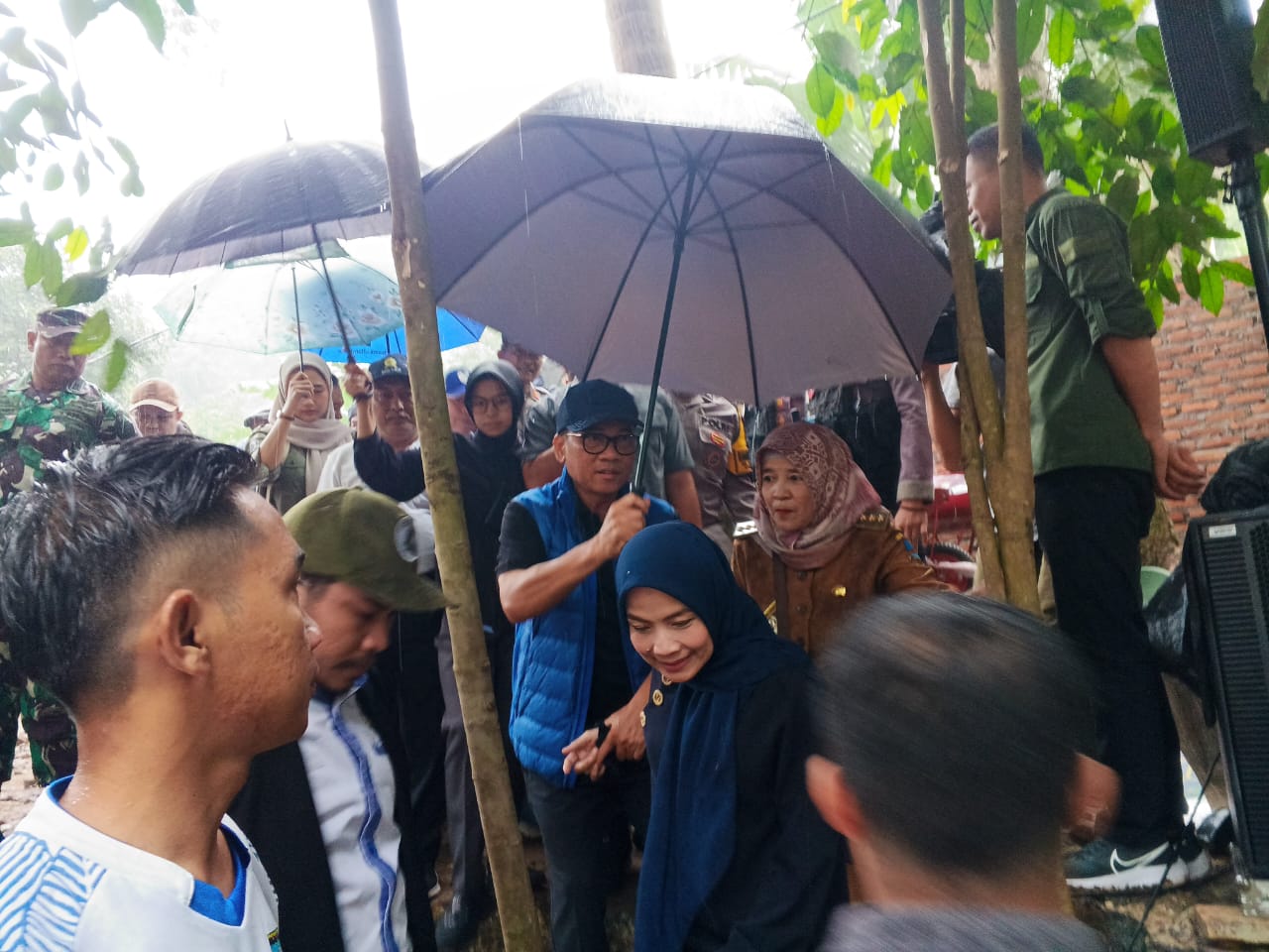 Sepasang Kekasih” di Jembatan Baduy Kecil saat Peringatan HKSN 2024