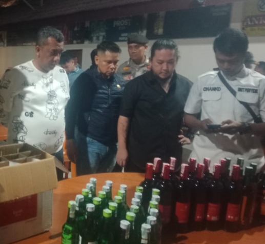 Aparat Gabungan Sisir Pujasera dan Food Court ,Sejumlah Miras Disita