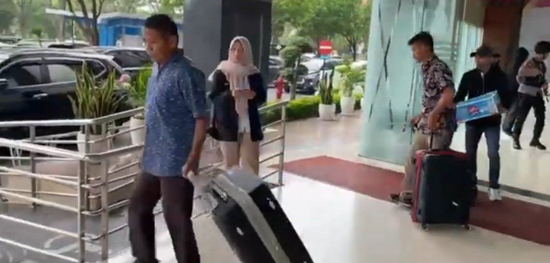 Tiga Koper Diangkut KPK Usai Mengeledah Kantor BPJ Setdaprov Riau