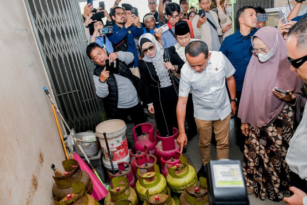 Menteri ESDM  Bahlil Sidak  Pangkalan LPG di Kelurahan Simpang Tiga